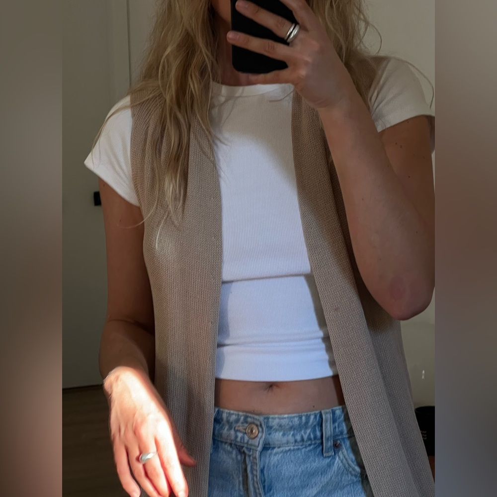 Women's Beige Sleeveless knit Cardigan